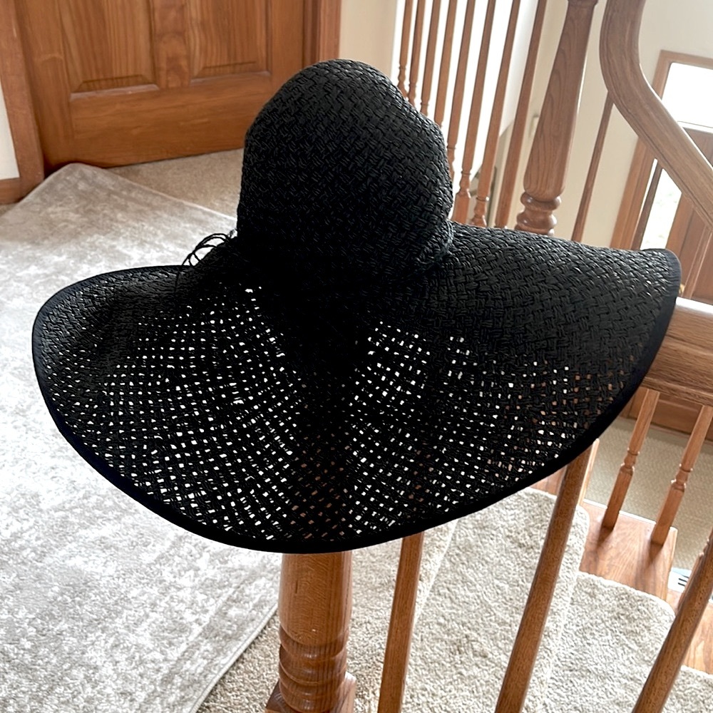🏝 black oversized sun hat